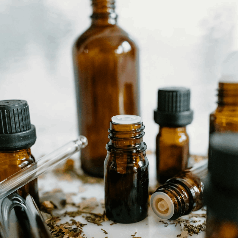 Vignette Aromatherapie Illustration de l'usage des fioles d'huiles essentielles en naturopathie